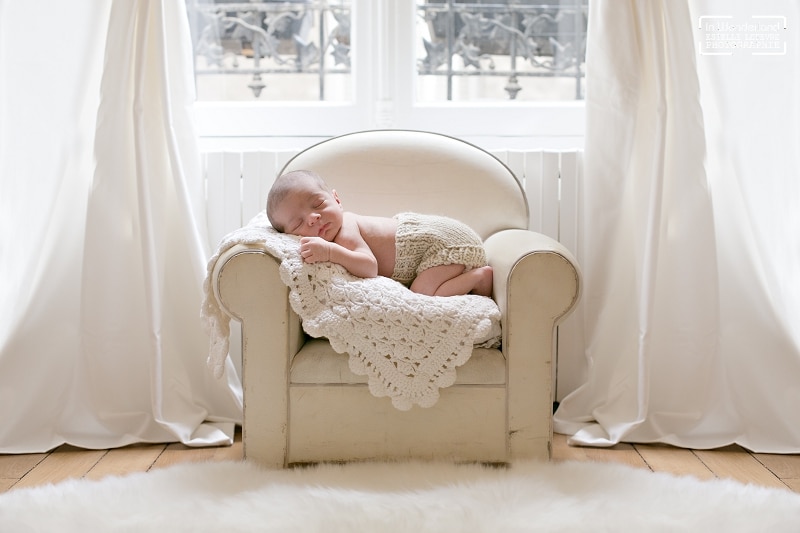 Photos de bébé séance naissance a domicile a Paris 75