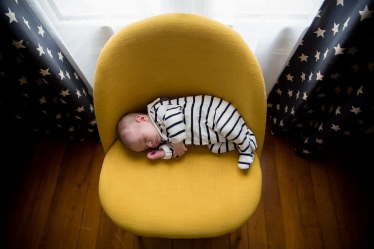 Séance photo de naissance photographe bébé à domicile à Enghien Les Bains