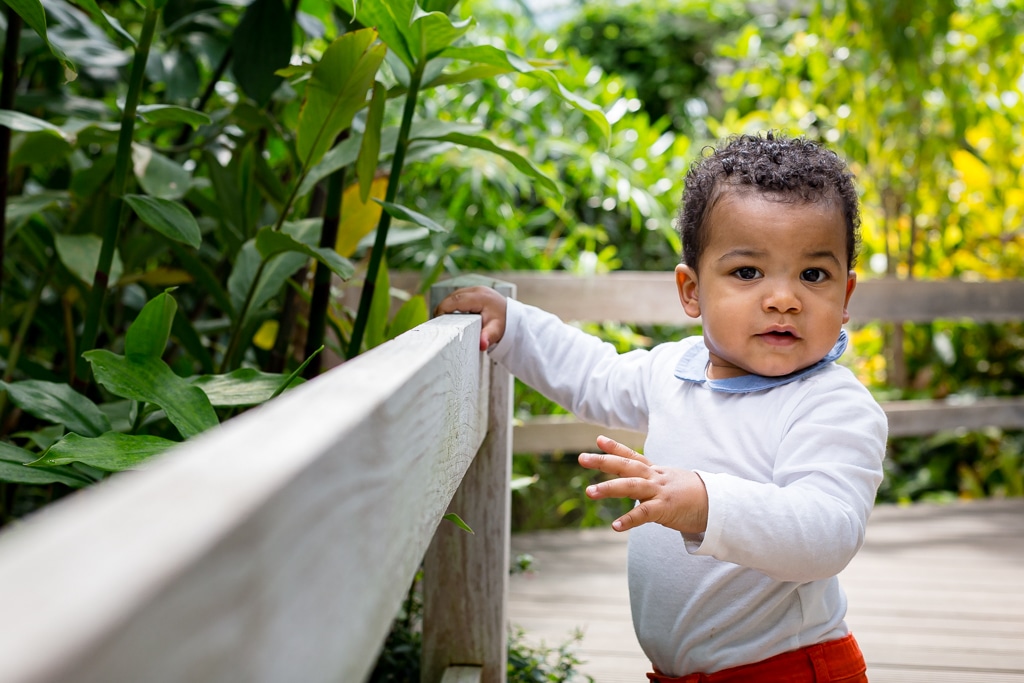 Photos en famille pour les premiers pas de bébé photographe à Bois Colombes