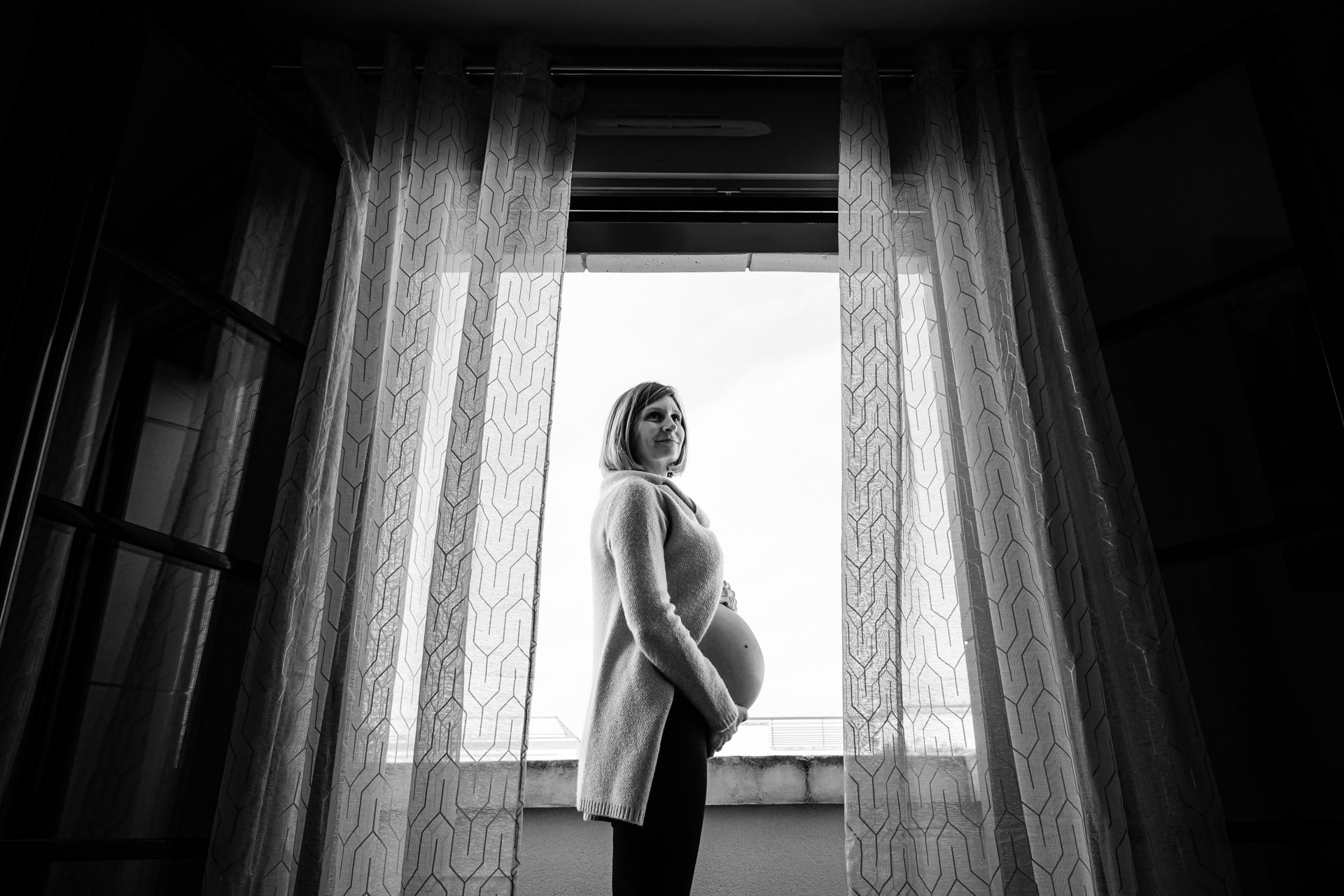 Photographe grossesse femme enceinte à domicile à Levallois